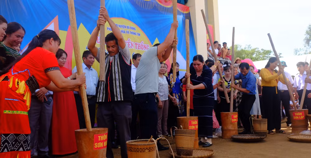 Đồng bào dân tộc thiểu số tại xã Thọ Sơn thi dã gạo trong Lễ hội Kết bạn cộng đồng tại xã Thọ Sơn.