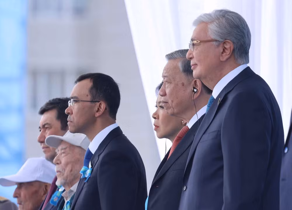 Tổng Bí thư Tô Lâm và Tổng thống Kazakhstan Kassym-Jomart Tokayev tham dự Lễ duyệt binh kỷ niệm 80 năm Ngày Chiến thắng phát xít 9/5. (Ảnh: TTXVN)
