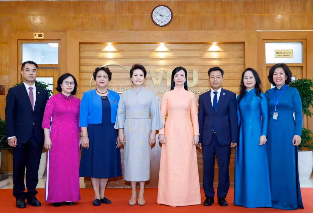 Hai Phu nhân cùng các đại biểu chụp ảnh lưu niệm tại chương trình.