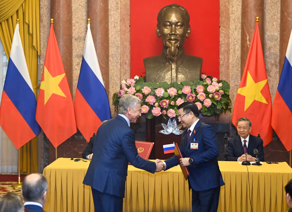 Chủ tịch nước Tô Lâm và Tổng thống Liên bang Nga Vladimir Putin chứng kiến lễ trao Bản ghi nhớ về hợp tác tại Việt Nam giữa Tập đoàn Dầu khí Việt Nam và Công ty cổ phần Novatek.