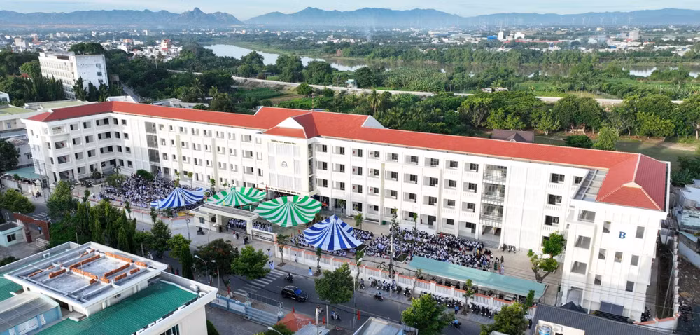 Trường THPT Nguyễn Trãi, tỉnh Ninh Thuận được đầu tư hơn 99 tỷ đồng, xây dựng và lắp đặt trang thiết bị dạy và học hiện đại.