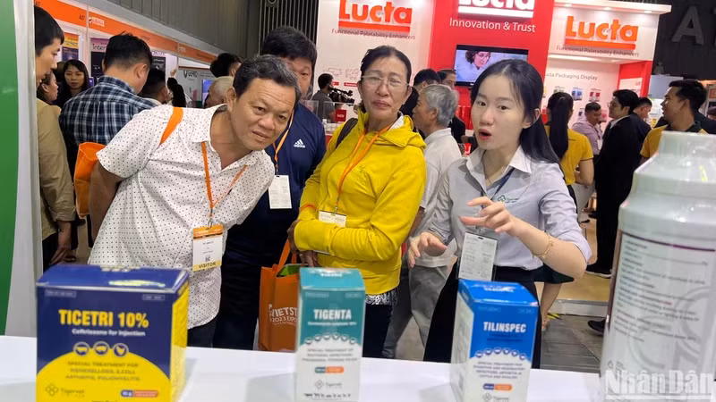 Các doanh nghiệp, cơ sở chăn nuôi tham quan các gian hàng triển lãm. 