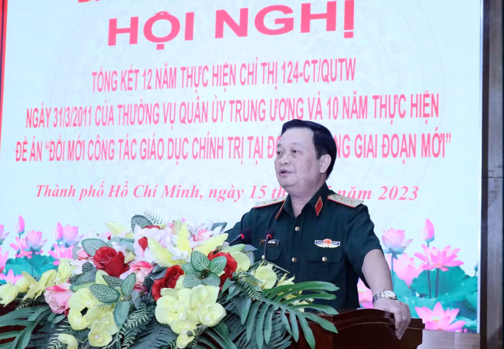 Trung tướng Trần Hoài Trung, Bí thư Đảng ủy, Chính ủy Quân khu 7, chủ trì hội nghị.