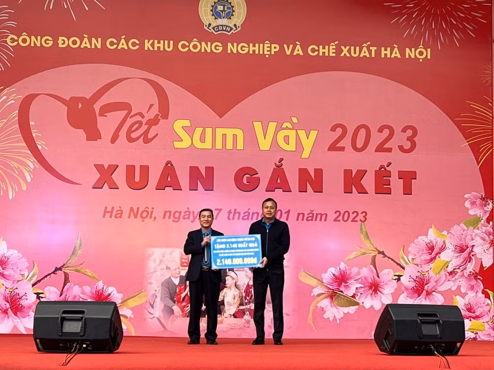 Chủ tịch Liên đoàn Lao động thành phố Hà Nội Phạm Quang Thanh trao biển tượng trưng tặng 2.140 suất quà tới đoàn viên, người lao động KCN-CX Hà Nội.