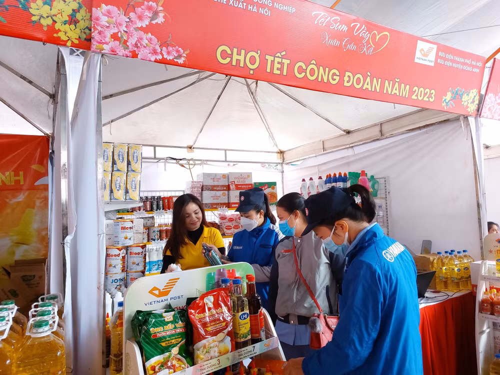 Công nhân mua hàng tại các gian hàng giảm giá.