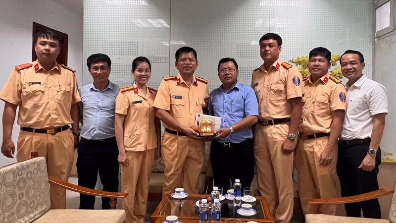 Đại diện Phòng Cảnh sát giao thông đường bộ-đường sắt (PC08) đến thăm, chúc mừng Cơ quan Thường trực Báo Nhân Dân tại Thành phố Hồ Chí Minh nhân Ngày Báo chí cách mạng Việt Nam.