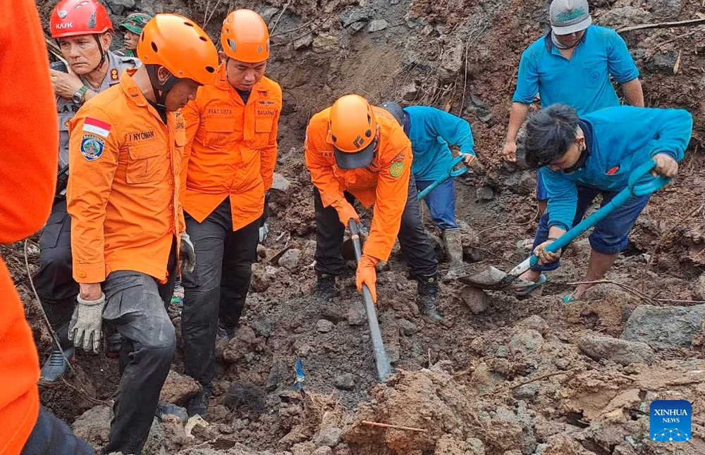 Lực lượng cứu hộ đang tiến hành các hoạt động cứu hộ cứu nạn sau vụ lở đất xảy ra ở làng Ubung Kaja thuộc Denpasar, Bali, Indonesia. (Ảnh: Tân Hoa xã)