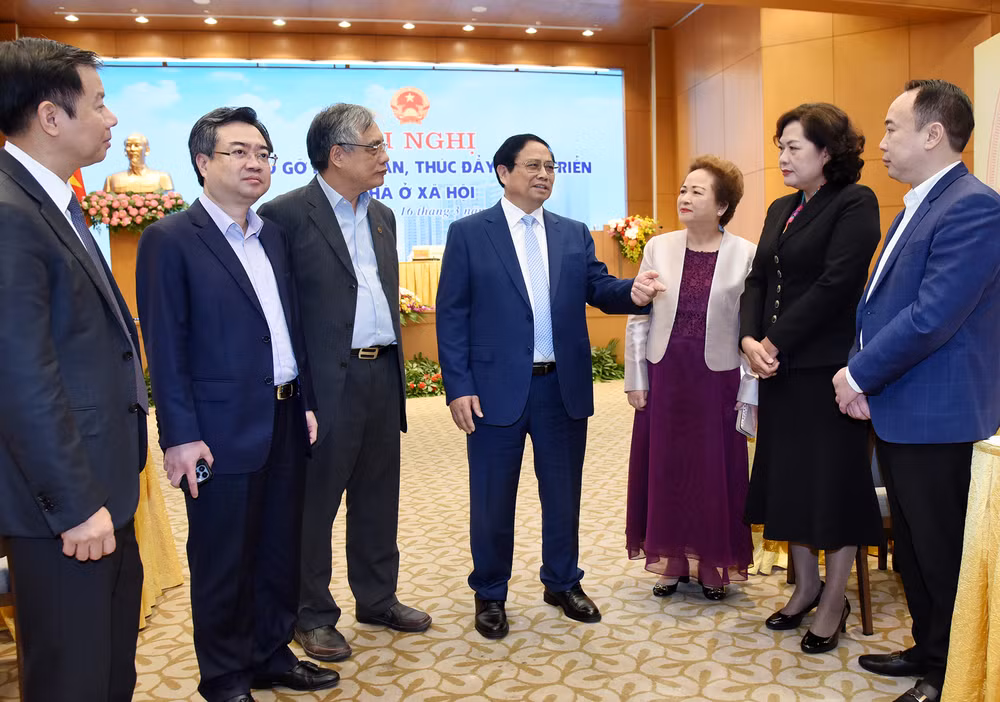 Thủ tướng trao đổi với các đại biểu tại Hội nghị.