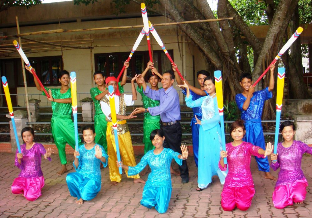 Ông Danh Bê hướng dẫn đội văn nghệ tập múa.