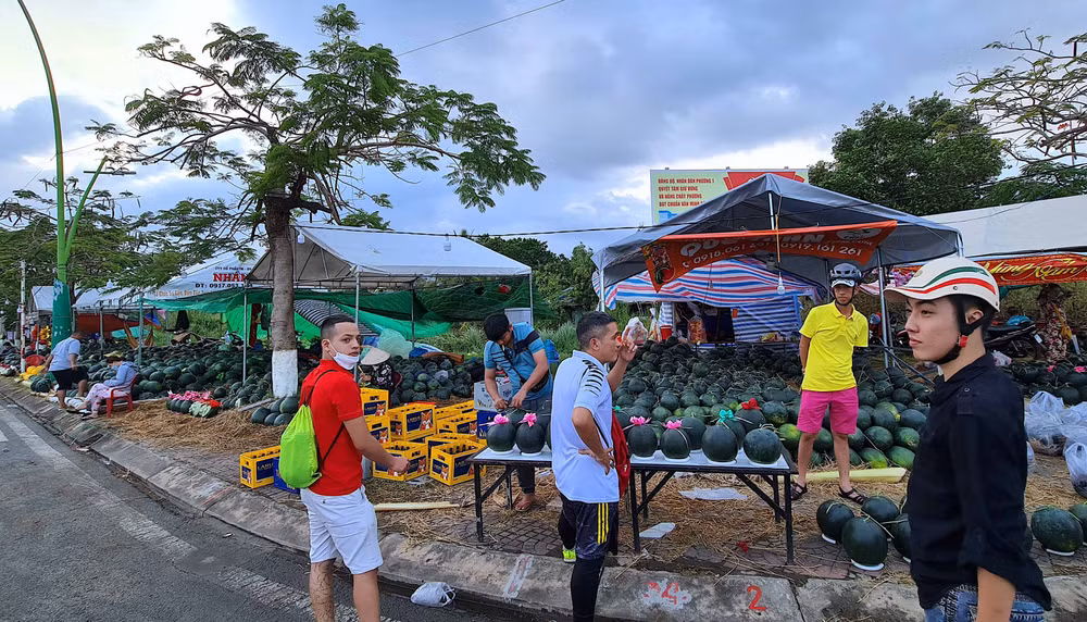 Người dân Cà Mau mua sắm tại chợ hoa kiểng, dưa hấu vào sáng 30 Tết.