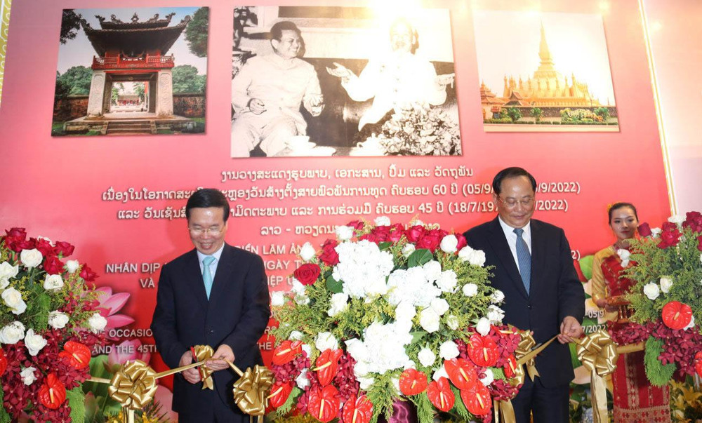Đồng chí Võ Văn Thưởng (trái) và và đồng chí Sonsay Siphandone cắt băng khai mạc cuộc triển lãm, chiều 17/7.