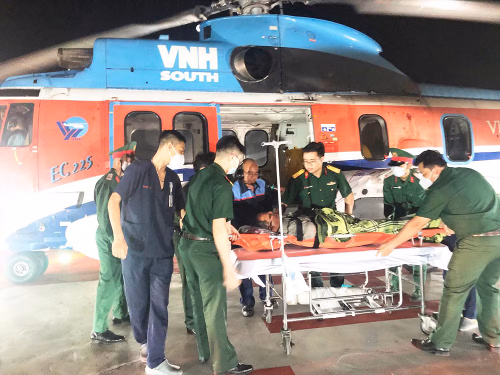 Trực thăng chở bệnh nhân từ đảo Sinh Tồn, tỉnh Khánh Hòa hạ cánh tại Bệnh viện Quân y 175.