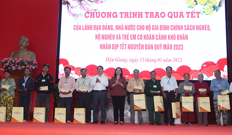 Phó Chủ tịch nước trao quà cho gia đình chính sách.