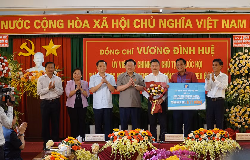 Chủ tịch Quốc hội Vương Đình Huệ chứng kiến Tập đoàn Xăng dầu Việt Nam trao 5 tỷ đồng hỗ trợ kinh phí xây dựng 100 căn nhà Đại đoàn kết cho hộ nghèo, cận nghèo, hộ đặc biệt khó khăn tỉnh Sóc Trăng.