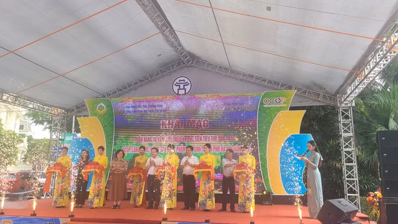 Các đại biểu cắt băng khai mạc tuần hàng tư vấn, giới thiệu và xúc tiến tiêu thụ sản phẩm OCOP, làng nghề, nông sản thực phẩm an toàn thành phố Hà Nội năm 2023