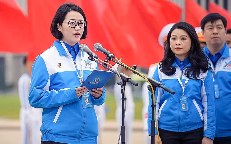 PGS.TS Đào Việt Hằng, Phó Giám đốc Trung tâm Nội soi, Bệnh viện Đại học Y Hà Nội, thay mặt tuổi trẻ cả nước báo cáo với Bác những kết quả đã đạt được trong công tác đoàn và phong trào thanh thiếu nhi nhiệm kỳ 2017-2022.