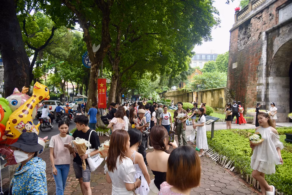 Vì quá đông đúc, nhiều người phải xếp hàng, chờ đợi mới có vị trí đẹp và chụp được ảnh ưng ý.