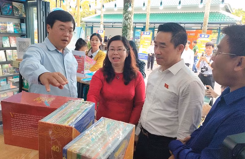 Đại biểu tham quan một gian hàng sách.