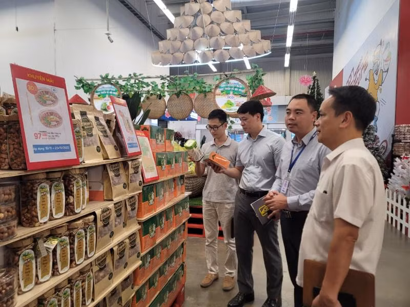 Ban Tổ chức đi kiểm tra việc tổ chức chương trình Tháng Khuyến mại Hà Nội tại các doanh nghiệp.