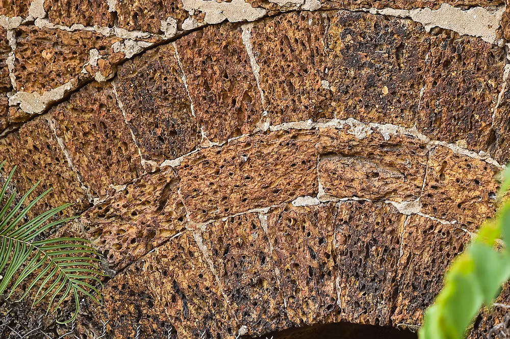 Phần Hạ kiều có ba cống được cuốn bằng đá ong, xếp múi cam. Phần Hạ kiều có ba cống được cuốn bằng đá ong, xếp múi cam.