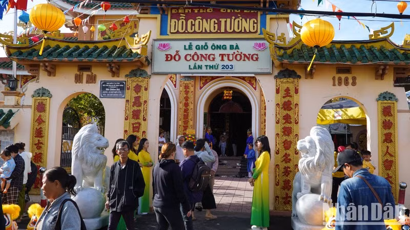 Ngày đầu tiên chính thức lễ giỗ, có rất đông nhân dân trong và ngoài tỉnh tìm đến viếng Đền thờ ông, bà Đỗ Công Tường.