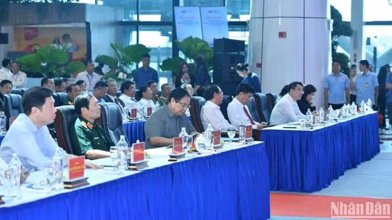 Thủ tướng và các đại biểu cùng tham dự buổi lễ.