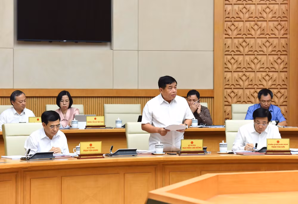 Bộ trưởng Bộ Kế hoạch và Đầu tư Nguyễn Chí Dũng báo cáo tình hình kinh tế-xã hội.