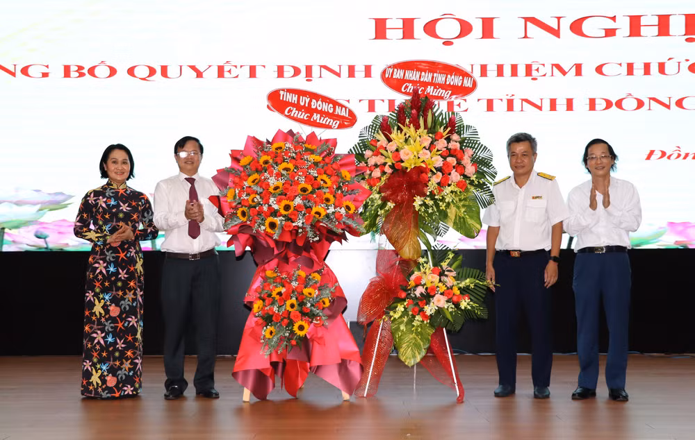 Lãnh đạo tỉnh Đồng Nai tặng hoa chúc mừng tân Cục trưởng Cục thuế tỉnh Đồng Nai.