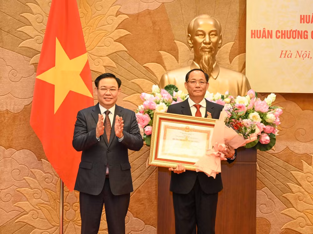 Chủ tịch Quốc hội Vương Đình Huệ trao Huân chương Quân công hạng Ba cho Phó Chủ tịch Quốc hội Trần Quang Phương.