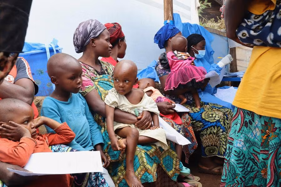 Bệnh nhân mắc bệnh đậu mùa khỉ và người nhà tại một trung tâm điều trị ở ngoại ô thành phố Bukavu, tỉnh Nam Kivu, Cộng hòa Dân chủ Congo. Ảnh: Tân Hoa xã