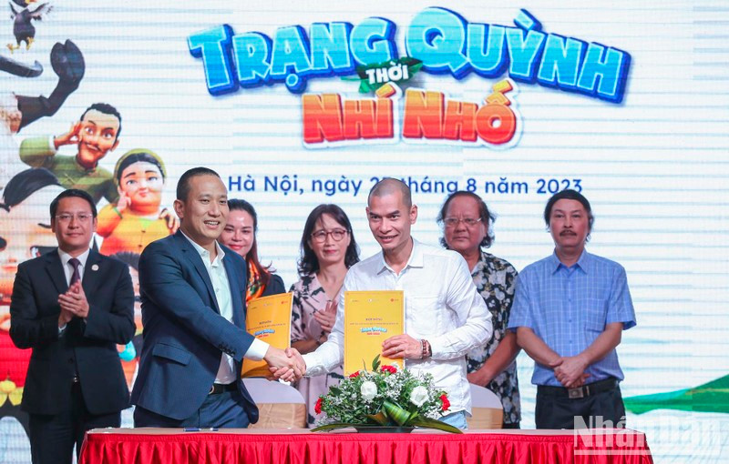 Ông Tạ Mạnh Hoàng đại diện Sconnect (bên trái) và đạo diễn Trịnh Lâm Tùng đại diện Alpha Animation Studio (bên phải) ký kết thoả thuận hợp tác sản xuất phim.