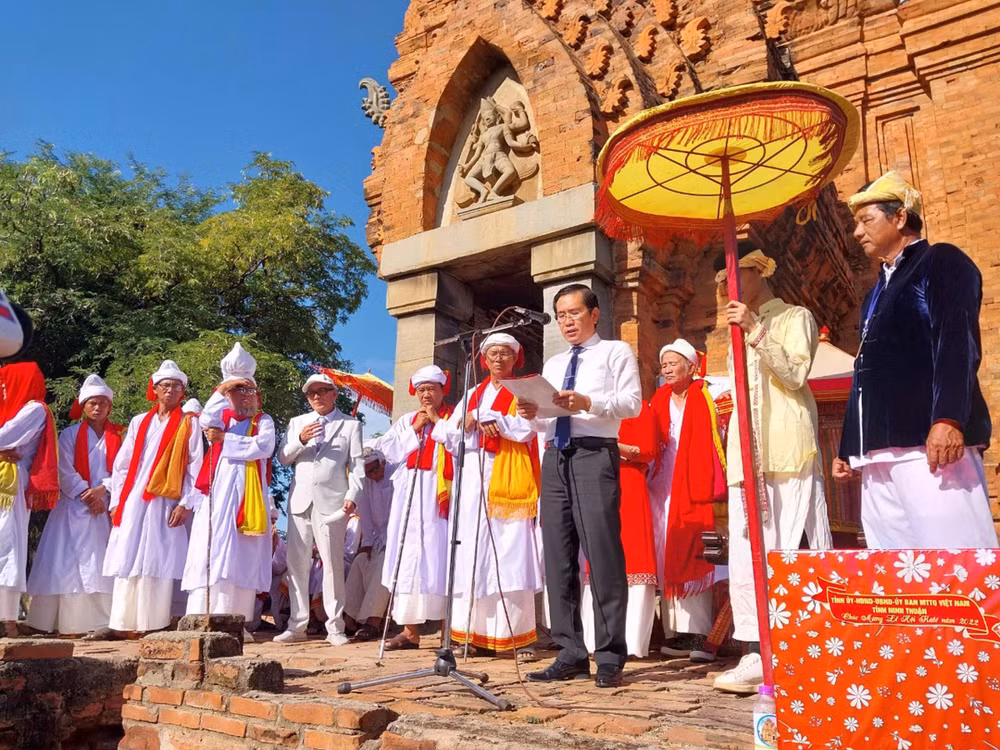 Đại diện lãnh đạo tỉnh Ninh Thuận chúc mừng đồng bào Chăm tại buổi lễ.