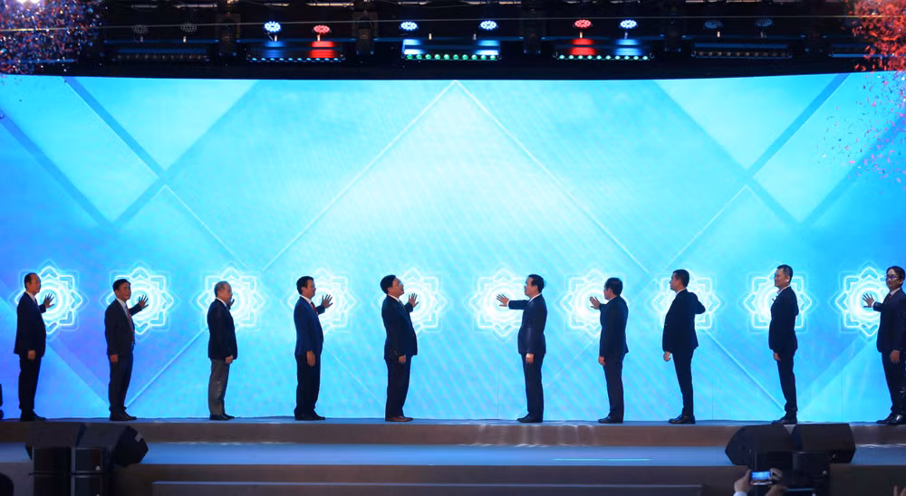 Thường trực Ban Bí thư Võ Văn Thưởng và Phó Thủ tướng Thường trực Chính phủ Phạm Bình Minh cùng các đại biểu thực hiện nghi thức động thổ tại lễ khởi công Khu công nghiệp Gilimex tại thị xã Hương Thủy, tỉnh Thừa Thiên Huế.