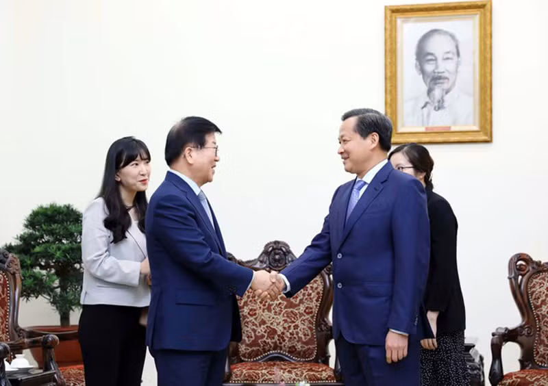 Phó Thủ tướng Lê Minh Khái (bên phải) tiếp cựu Chủ tịch Quốc hội Hàn Quốc Park Byeong-seug.
