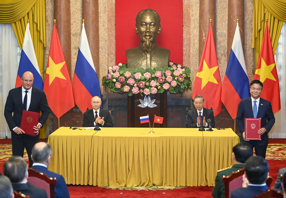 Chủ tịch nước Tô Lâm và Tổng thống Liên bang Nga Vladimir Putin chứng kiến Lễ trao các văn kiện hợp tác Việt Nam-Liên bang Nga.