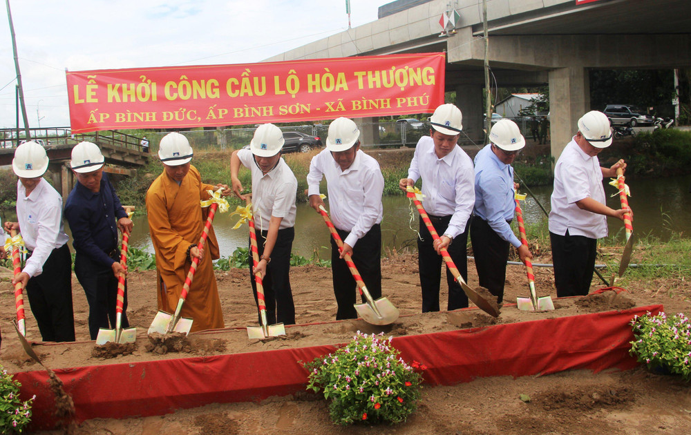 Khởi công xây dựng cầu Lộ Hòa Thượng tại xã Bình Phú, huyện Cai Lậy, tỉnh Tiền Giang.