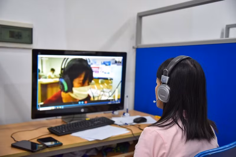  Phỏng vấn người lao động trực tuyến tại Sàn giao dịch việc làm Hà Nội.