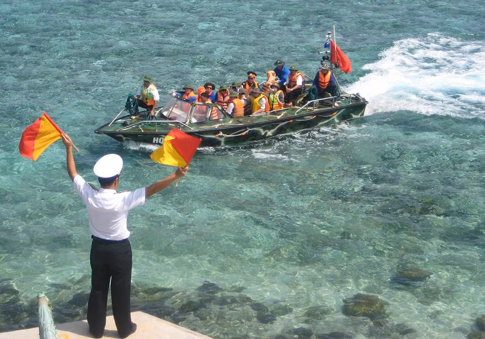 Xuồng CQ hay còn gọi là Xuồng Chủ Quyền là phương tiện được nhiều đơn vị đóng quân của Việt Nam sử dụng trên Biển Đông