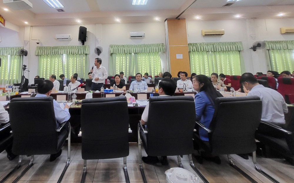 Đại diện sở Y tế Thành phố Hồ Chí Minh báo cáo tại buổi giám sát.