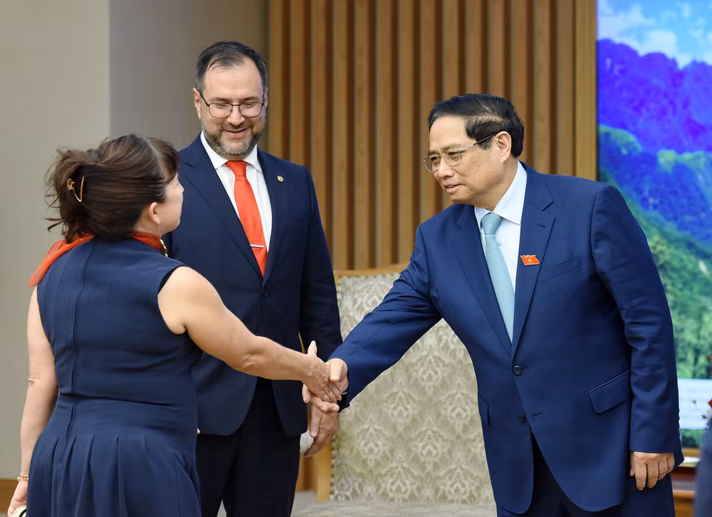 Thủ tướng Phạm Minh Chính đón các thành viên đi cùng Bộ trưởng Ngoại giao Cộng hòa Bolivar Venezuela Yvan Gil Pinto.