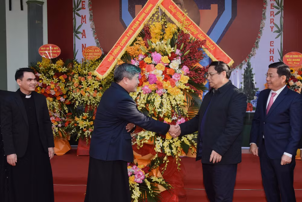 Thủ tướng Phạm Minh Chính tặng hoa chúc mừng Giáo xứ Bắc Giang.