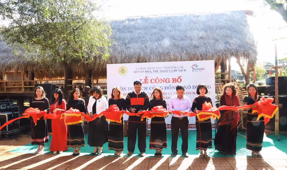 Lãnh đạo Ủy ban nhân dân tỉnh Đắk Lắk, Sở Văn hóa-Thể thao và Du lịch cùng các đại biểu cắt băng công bố Buôn du lịch cộng đồng Akŏ Dhông.