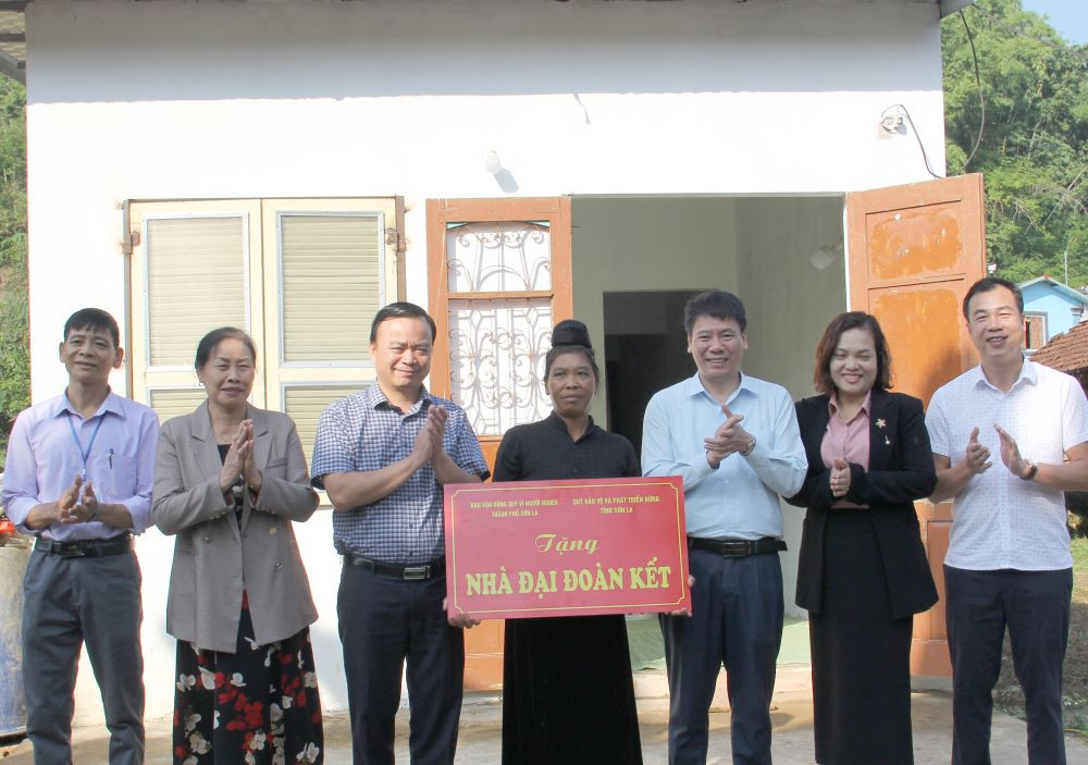 Trao nhà "Đại đoàn kết" cho hộ bà Quàng Thị Vui, dân tộc Thái, bản Mé Ban, phường Chiềng Cơi.