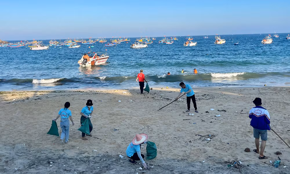 Tổ cộng đồng bảo vệ nguồn lợi thủy sản xã Nhơn Lý (thành phố Quy Nhơn) thường xuyên tổ chức thu gom rác thải trên biển.