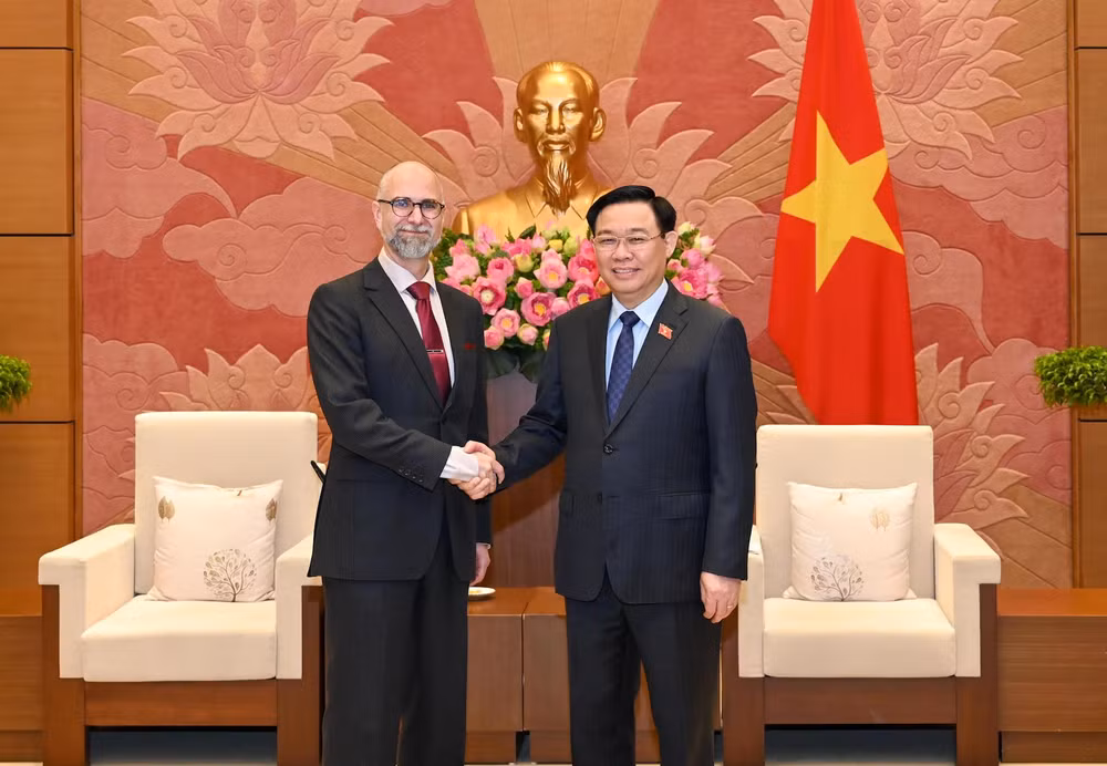 Chủ tịch Quốc hội Vương Đình Huệ và Đại sứ Canada Perry Shawn Steil tại buổi tiếp.