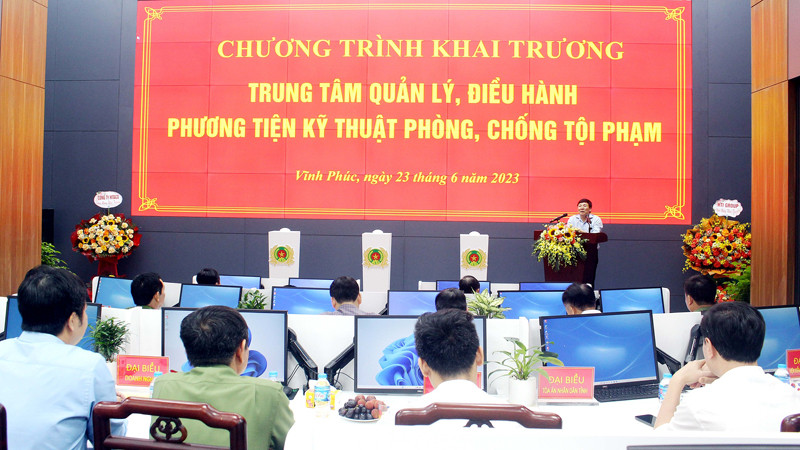 Chủ tịch UBND tỉnh Lê Duy Thành phát biểu tại buổi khai trương Trung tâm Quản lý, điều hành phương tiện kỹ thuật phòng, chống tội phạm. 
