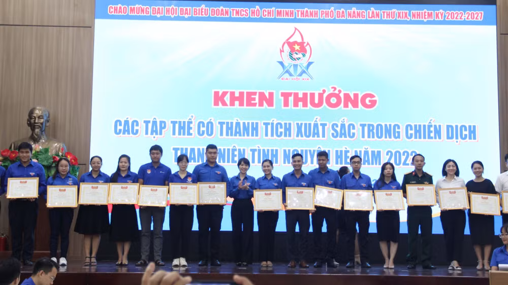 Khen thưởng các tập thể, cá nhân. 