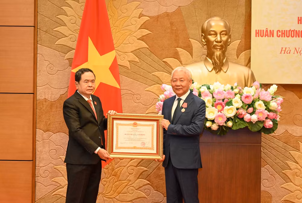 Phó Chủ tịch Thường trực Quốc hội Trần Thanh Mẫn trao Huân chương Lao động hạng Ba cho đồng chí Trần Văn.