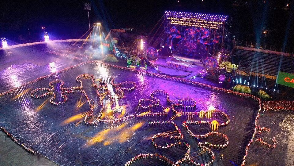 Vòng xòe kết thành biểu tượng "Khau cút" trang trí trên hai đầu nóc nhà sàn của đồng bào Thái.