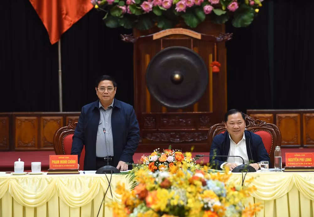 Thủ tướng Phạm Minh Chính làm việc với lãnh đạo chủ chốt tỉnh Hòa Bình. Ảnh: TRẦN HẢI